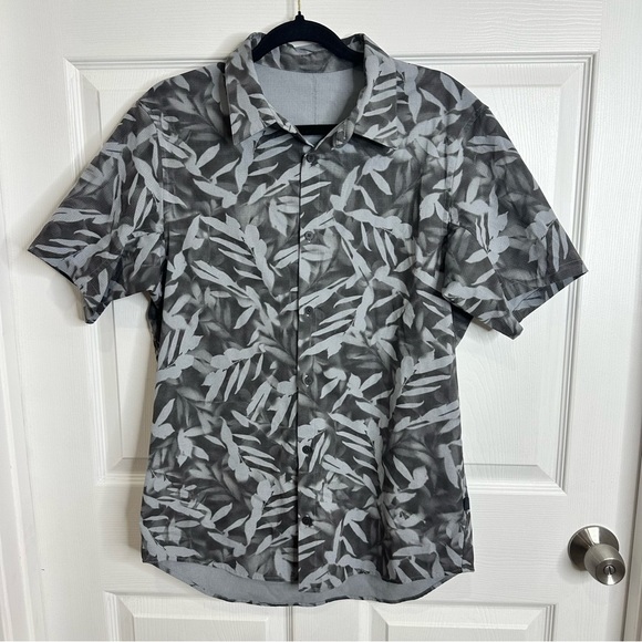 Lululemon Men’s Airing Easy Short Sleeve Button-Down in Spray Leaf Rhino Gray - Picture 5 of 9